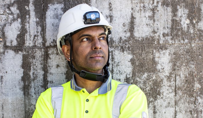 Elektriker i varselkläder med hjälm på huvudet