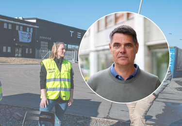 Två strejkvakter i gula västar står utanför en industribyggnad med Teslas logotyp, medan en porträttbild av Elektrikernas förhandlingschef Mikael Pettersson visas i en cirkel ovanpå bilden