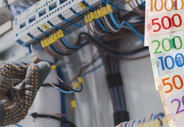 Kollage som föreställer sedlar i olika valörer och sladdar