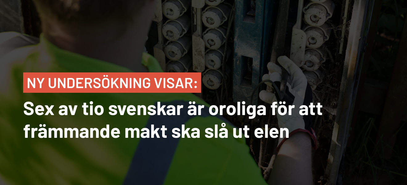 Bilden visar en elektriker som utför arbete vid ett elskåp. Bilden är en genrebild.